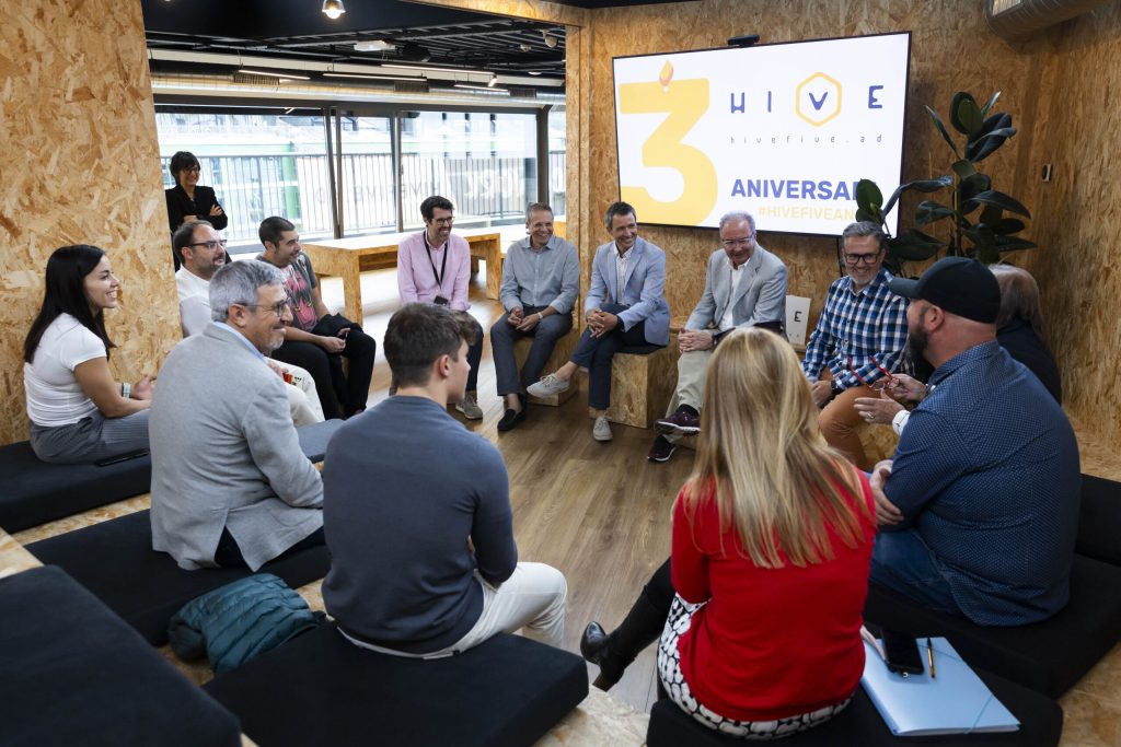 Visita del cònsol d'Andorra la Vella a Hive Five